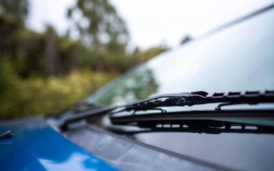 Poradnik iParts.pl. Wycieraczki a efekt skali. Dlaczego nawet niewielkie zużycie piór wycieraczek może mieć duże konsekwencje dla bezpieczeństwa na drodze?