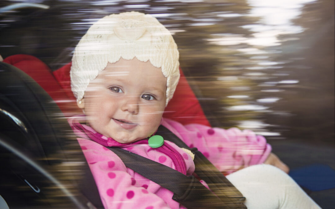 Crash‑testy fotelików: ADAC, Plus Test, i‑Size (R129) – jak czytać wyniki i nie dać się marketingowi