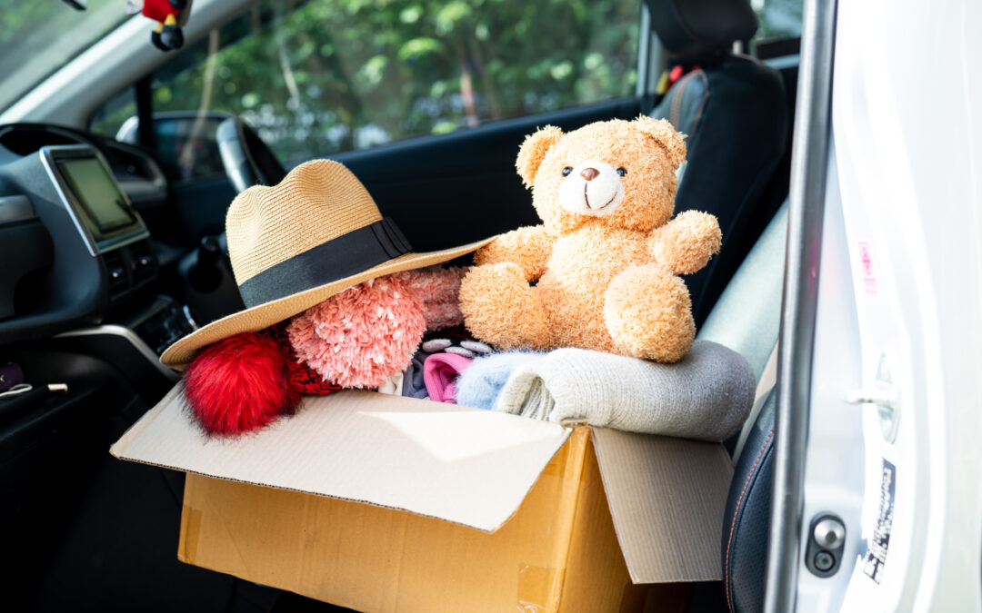 Luźne przedmioty w aucie = ukryty wróg. Jak pakować kabinę i bagażnik, żeby z zakupów nie zrobić pocisków