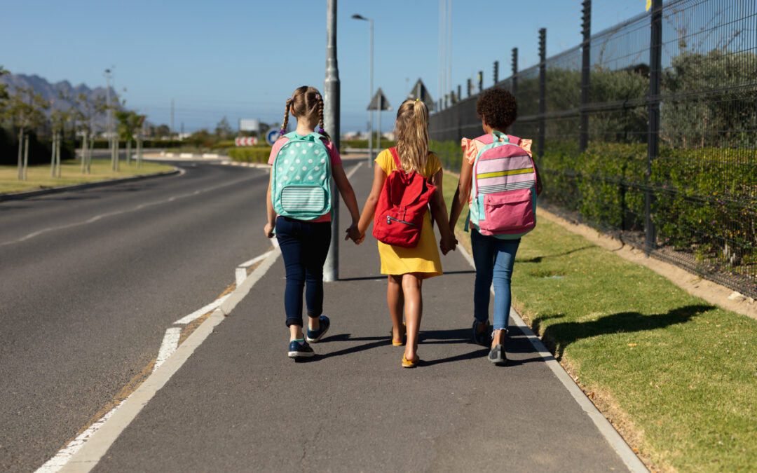 „Bezpieczna droga do szkoły”: audyt trasy z dzieckiem krok po kroku + plan trasy do druku